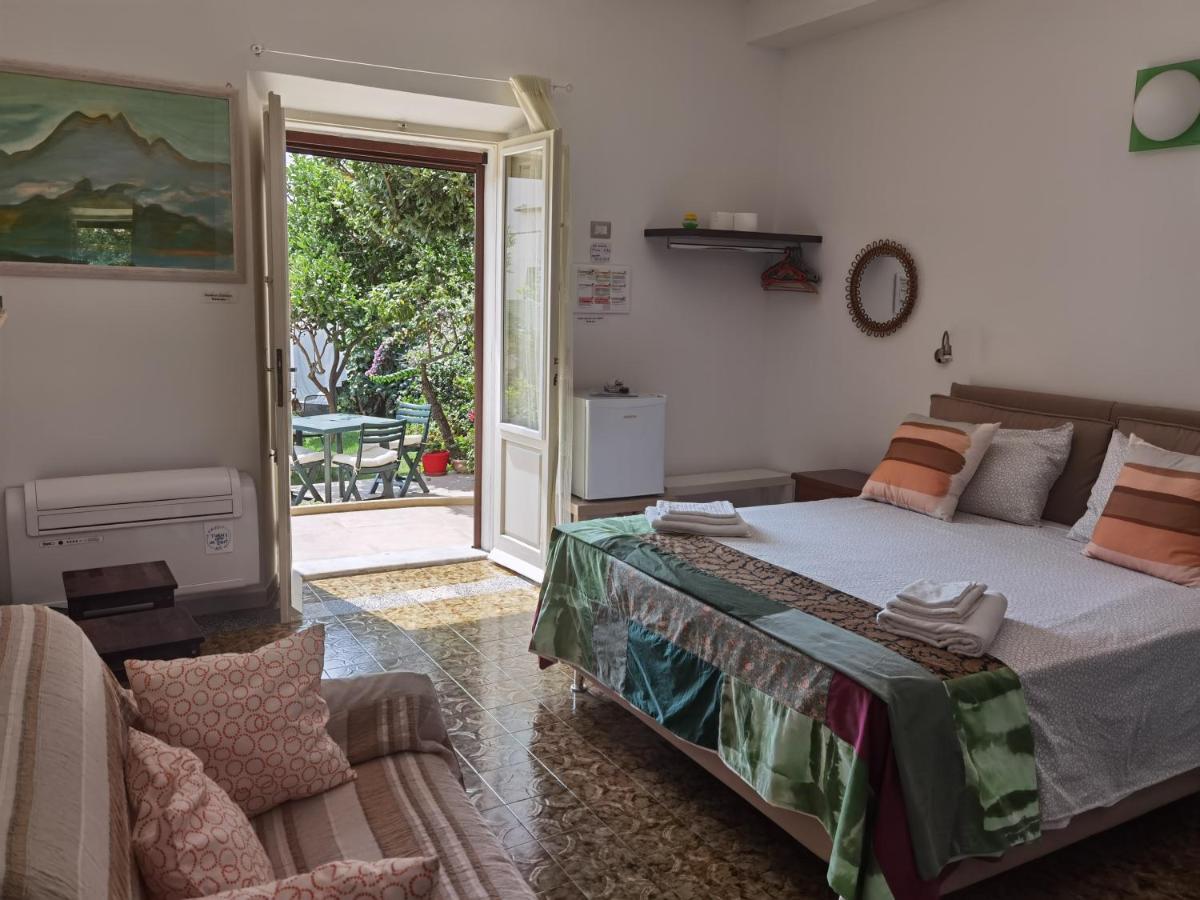 Il Giardino Di Tatiana Rooms & Breakfast La Maddalena  Dış mekan fotoğraf